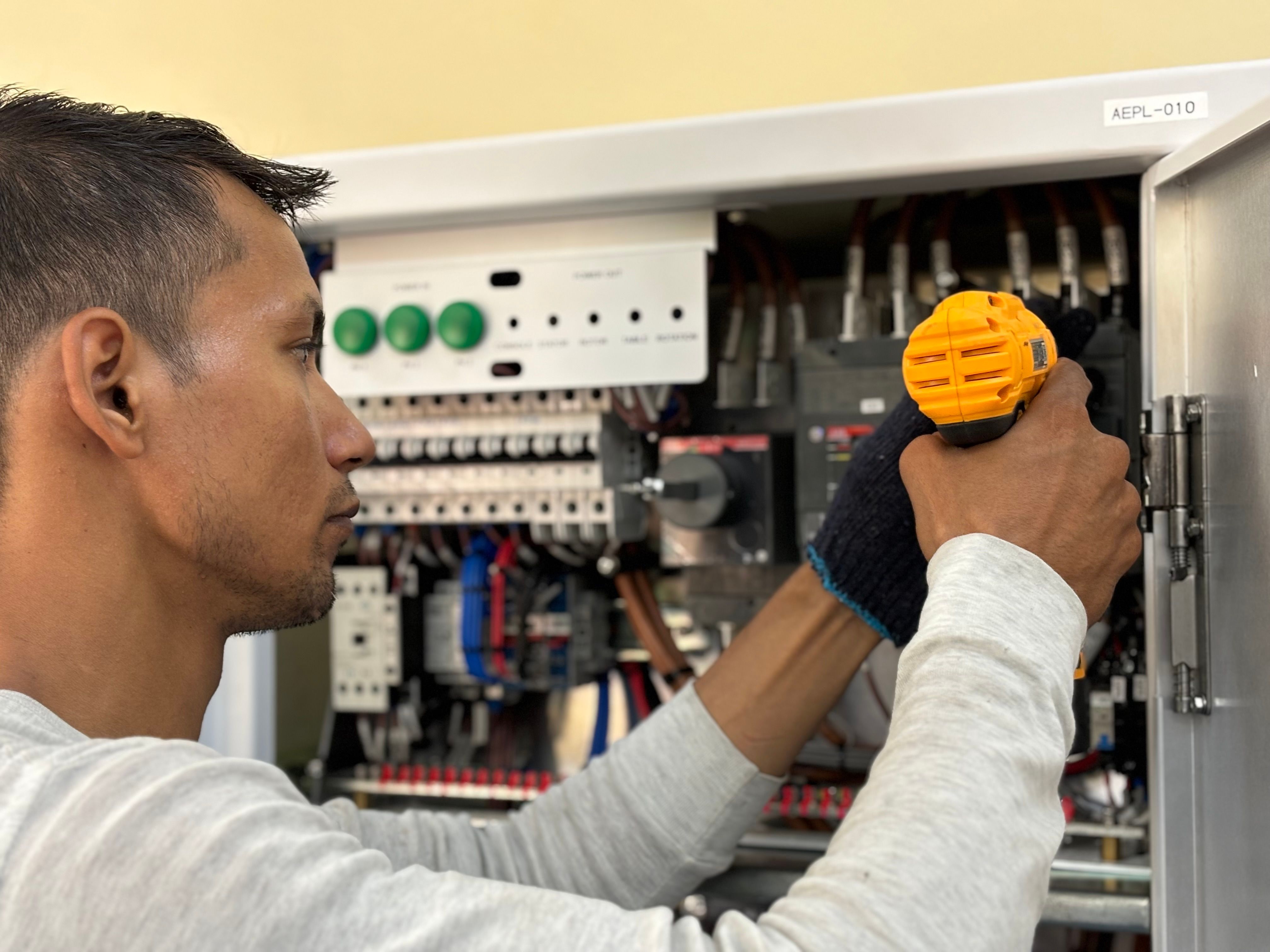Electrician Near Me – আপনার কাছাকাছি বিশ্বস্ত Electrician কীভাবে খুঁজবেন?