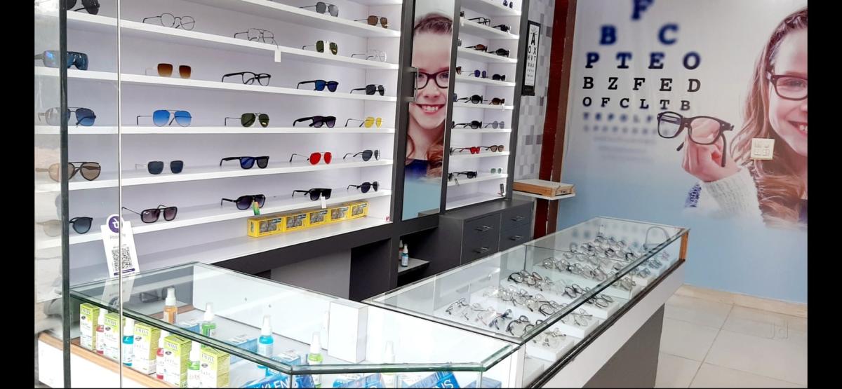 এখানে পাবেন সব ধরনের চশমা ও সানগ্লাস। আপনার চোখের যত্নে উন্নত মানের ফ্রেম ও লেন্স।